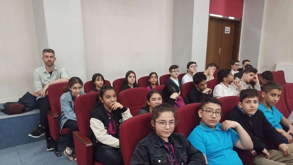Okulumuz öğrencileri Vakti Kuşanmak Projesi Kapsamında Gazi Kız Mesleki ve Teknik Anadolu Lisesi’nde düzenlenen Namaz konulu konferansa katıldılar.