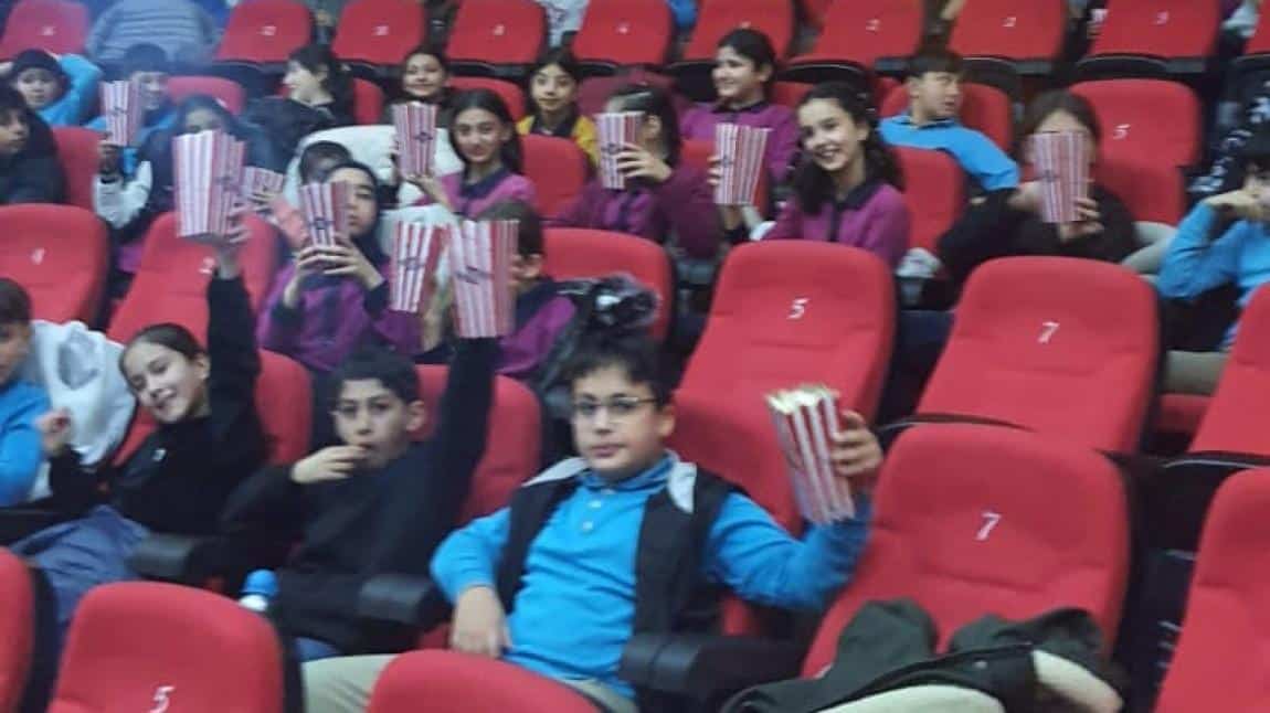 Okulumuz 5 ve 6 sınıf öğrencileri ile son hafta etkinliği olarak sinemaya gittik.